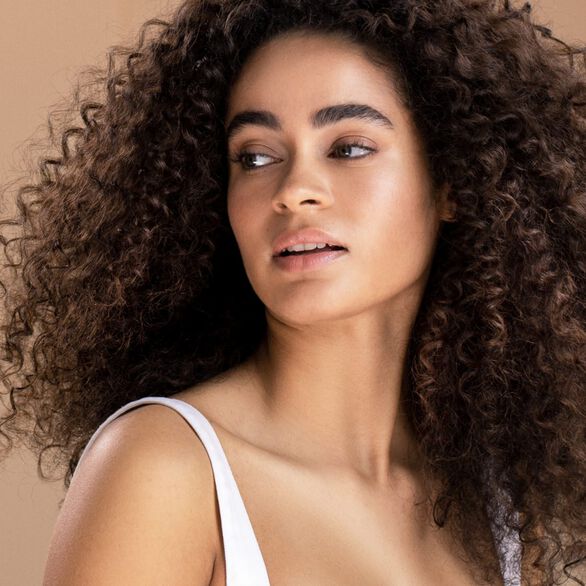 Revitalizing Nourishing Shampoo visual curly hair model